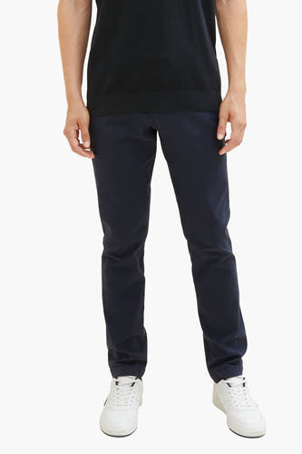 Jean bleu de TOM TAILOR, avec un haut noir et des baskets blanches.