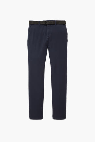 Jean bleu de TOM TAILOR, avec une ceinture noire, sur un fond blanc.