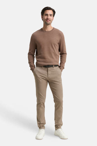 Chino marron de TOM TAILOR, associé à une veste marron et des baskets blanches.