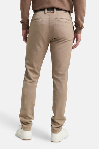 Chino marron de TOM TAILOR, vue arrière, avec une légère texture et des sneakers blanches.