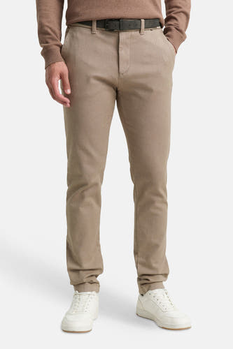 Jean chino marron de TOM TAILOR, avec une ceinture, associé à un pull marron et des baskets blanches.