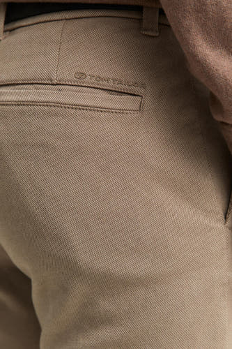 Chino marron de Tom Tailor, avec une subtile texture tissée et un détail de poche arrière.