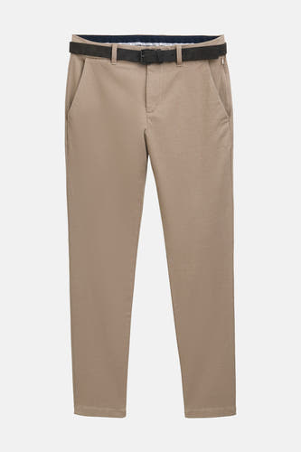 Chino marron de TOM TAILOR avec une ceinture noire, des poches et une subtile texture.