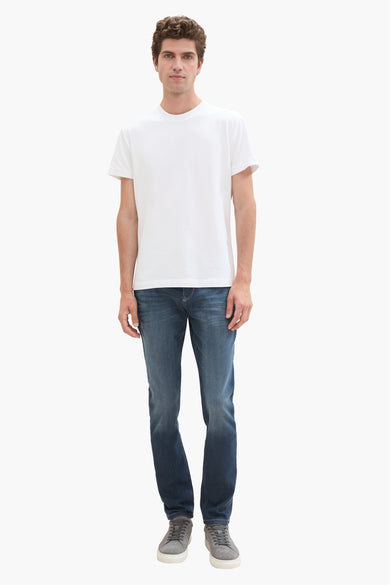 Jean slim bleu foncé de TOM TAILOR, porté avec un t-shirt blanc et des baskets grises, vue de face