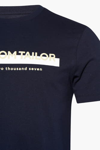 T-shirt bleu de TOM TAILOR avec des manches courtes et un texte imprimé sur la partie avant.