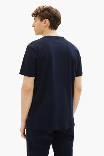T-shirt bleu de TOM TAILOR, vu de l'arrière, associé à un pantalon foncé.