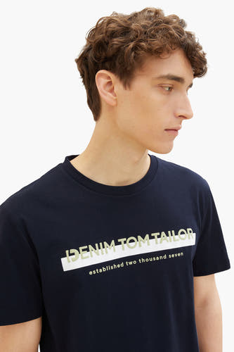 T-shirt bleu de TOM TAILOR, avec des manches courtes et une impression de texte blanche sur la partie avant.