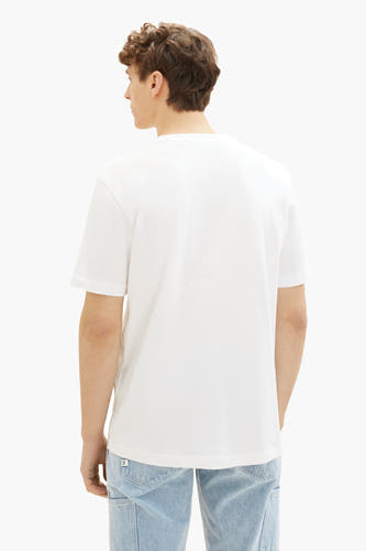 T-shirt blanc de TOM TAILOR, vu de l'arrière, porté avec des jeans bleu clair.