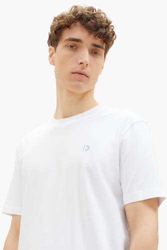 T-shirt blanc de TOM TAILOR, avec des manches courtes et un logo subtil sur la poitrine.