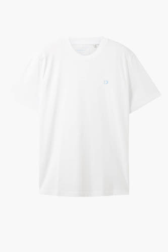 T-shirt blanc de TOM TAILOR, avec un petit logo bleu clair sur la poitrine.