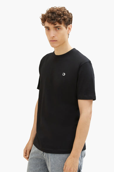 T-shirt noir de TOM TAILOR avec un petit logo blanc sur la poitrine.