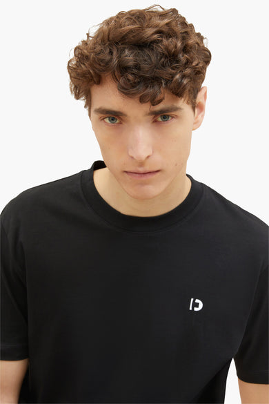 Zwart T-shirt van TOM TAILOR met een klein wit logo links op de borst.
