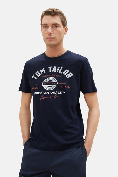 T-shirt bleu de TOM TAILOR, vu de de derrière avec un design simple et des manches courtes, porté avec un pantalon bleu.