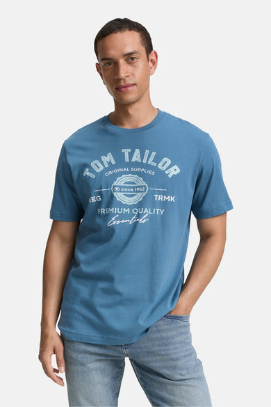 T-shirt bleu à manches courtes de TOM TAILOR, avec une impression graphique et porté avec un jean.