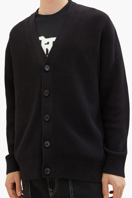 Zwart gilet van TOM TAILOR met knoopsluiting over een zwart T-shirt met witte print.
