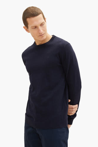 T-shirt bleu avec col rond de TOM TAILOR, associé à un pantalon marine et des baskets blanches.