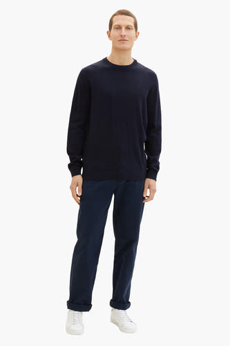 Blauwe trui met ronde hals van TOM TAILOR, gecombineerd met marineblauwe broek en witte sneakers.