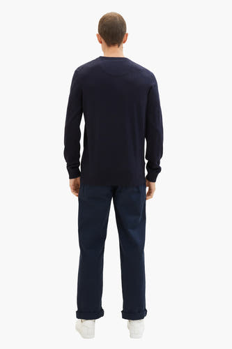 T-shirt bleu avec col rond de TOM TAILOR, vu par derrière, associé à un pantalon marine et des baskets blanches.