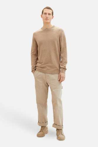 Pull beige avec col rond de TOM TAILOR, porté avec un pantalon kaki et des chaussures marron.