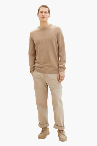 Pull beige avec col rond de TOM TAILOR, associé à un pantalon kaki et des chaussures en cuir de mouton.