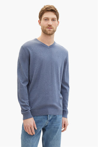 Pull à col V bleu de TOM TAILOR, porté avec des jeans.