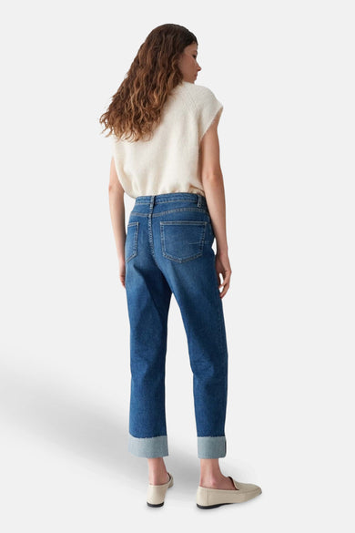Jean droit bleu marine en denim d'OPUS, avec des poches rabattues et porté avec un haut sans manches et des chaussures plates.