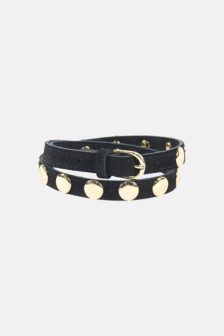 Ceinture noire Access® avec clous dorés et une boucle dorée.