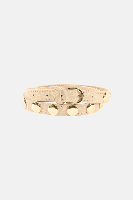 Ceinture écru d'Access® avec clous dorés et détail de boucle dorée.