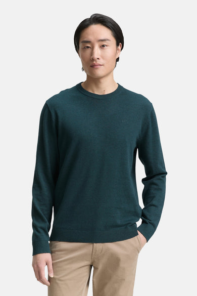 T-shirt vert avec col rond de TOM TAILOR, porté avec un pantalon beige.
