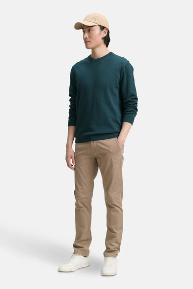 T-shirt vert avec col rond de TOM TAILOR, à manches longues et porté avec un pantalon kaki et des baskets blanches.