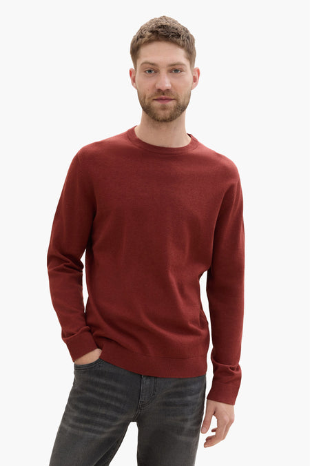 T-shirt rouge avec col rond de TOM TAILOR, porté avec des jeans gris.