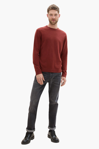 T-shirt rouge avec col rond de TOM TAILOR, associé à des jeans gris foncé et des chaussures noires.