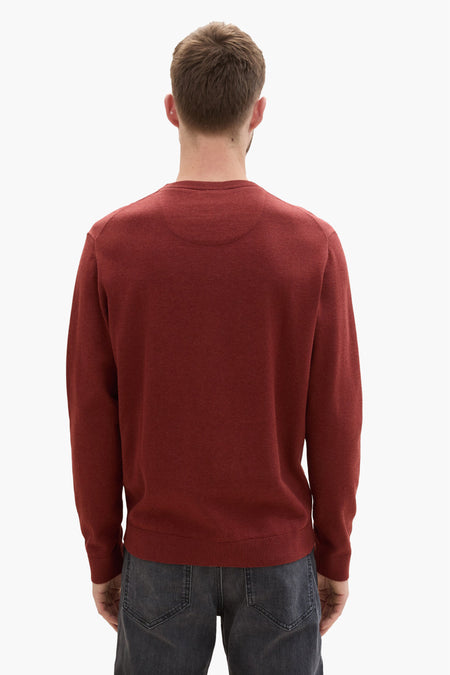 T-shirt rond col TOM TOMOR rouge rouge, vu vue ar aréé avec une jeans gris.