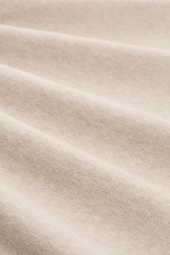 Gilet beige avec col rond de TOM TAILOR, gros plan de la douce texture tricotée en plis.
