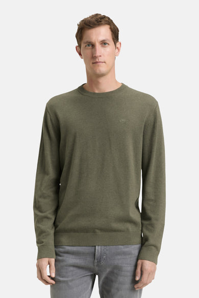 T-shirt vert de col rondle TOM TAILOR, porté avec un jeans gris.