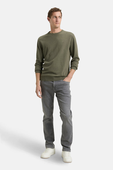 T-shirt vert avec col rond de TOM TAILOR, à longues manches, associé à des jeans gris et des baskets blanches.