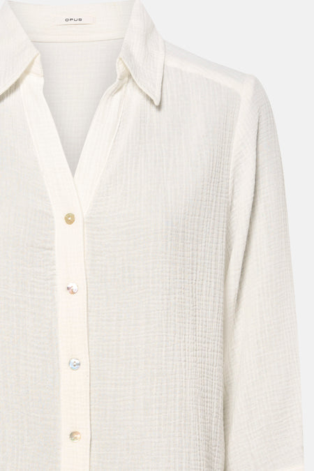 Chemise blanche à manches longues OPUS avec une texture subtile, finie avec des boutons en nacre.