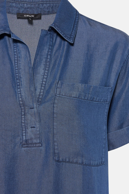 Manteau de denim bleu marine à manches courtes d'OPUS, avec poche devant et fermeture à boutons.