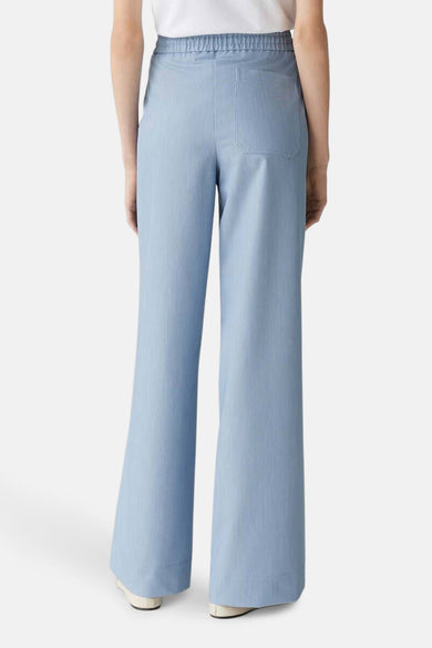 Pantalon bleu d'OPUS, avec des jambes larges et une ceinture élastique, vu de derrière.