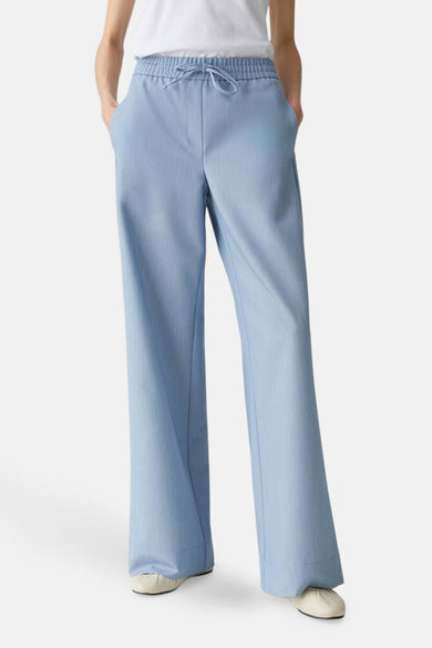 Pantalon bleu OPUS avec une ceinture élastique et des poches.