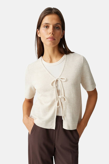 Chemisier beige OPUS, à manches courtes et à subtile texture côtelée, combiné avec un pantalon marron.