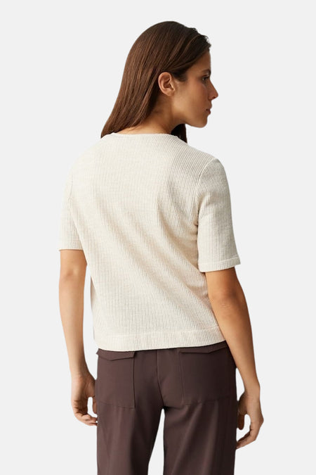 Beige blouse van OPUS, met korte mouwen en een subtiele ribbeltextuur, gecombineerd met een bruine broek.
