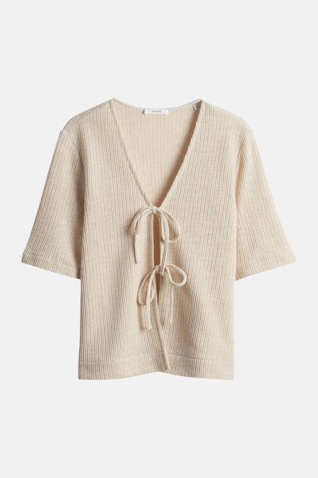 Blouse beige OPUS, à manches courtes et avec un détail de bouton sur le devant.