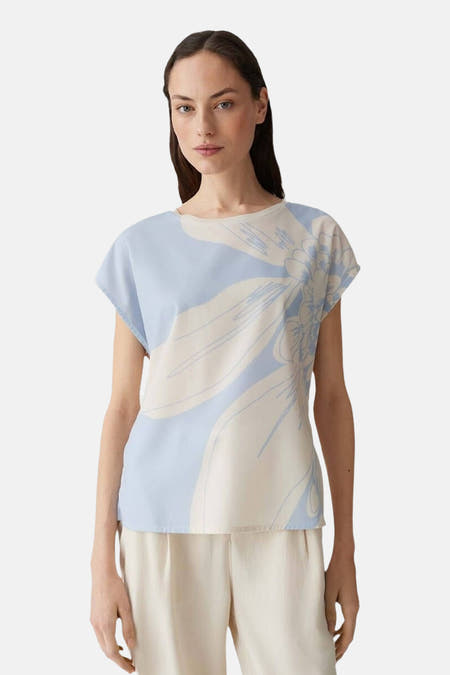 Blouse bleue claire sans manches d'OPUS avec un motif floral en bleu et blanc.