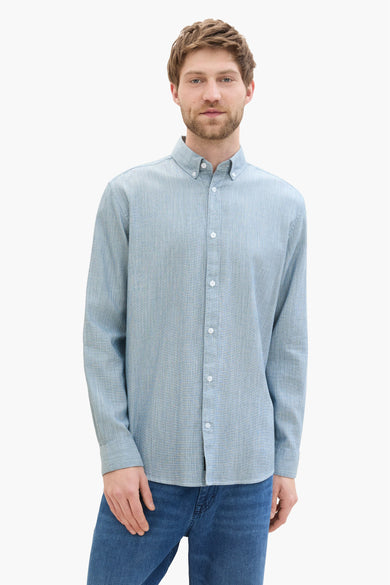 Chemise bleue à manches longues de TOM TAILOR, avec col boutonné et portée avec un jeans bleu.