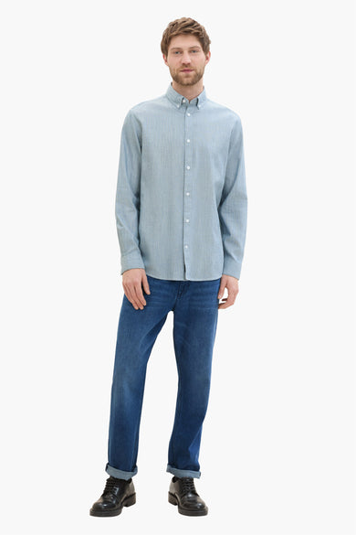 Blauw overhemd met lange mouwen van TOM TAILOR, gedragen met donkere jeans en zwarte schoenen.