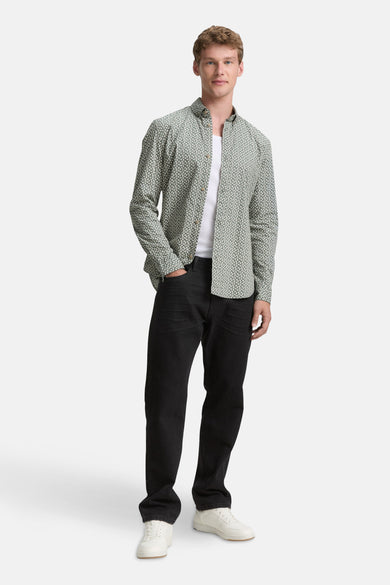 Chemise verte à manches longues de TOM TAILOR, avec un fin imprimé, portée sur une chemise blanche et des jeans noirs.