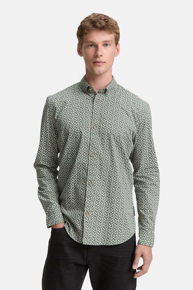 Chemise verte à manches longues de TOM TAILOR, dotée d'un petit motif paisley et portée avec un pantalon noir.
