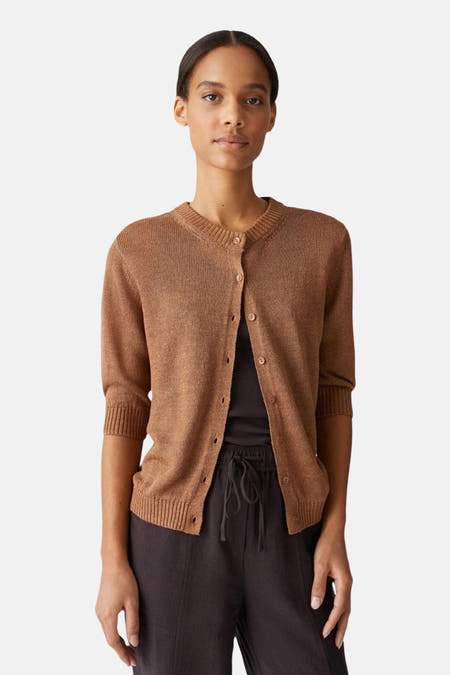 Gilet brun d'OPUS, avec fermeture à boutons devant et une fine texture tricotée.
