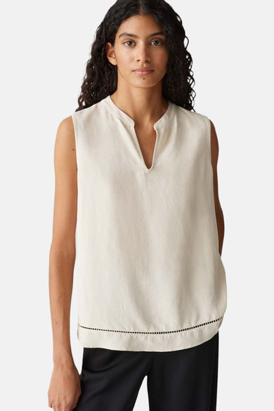 Blouse écru de OPUS, avec un col en V et une bordure perforée.